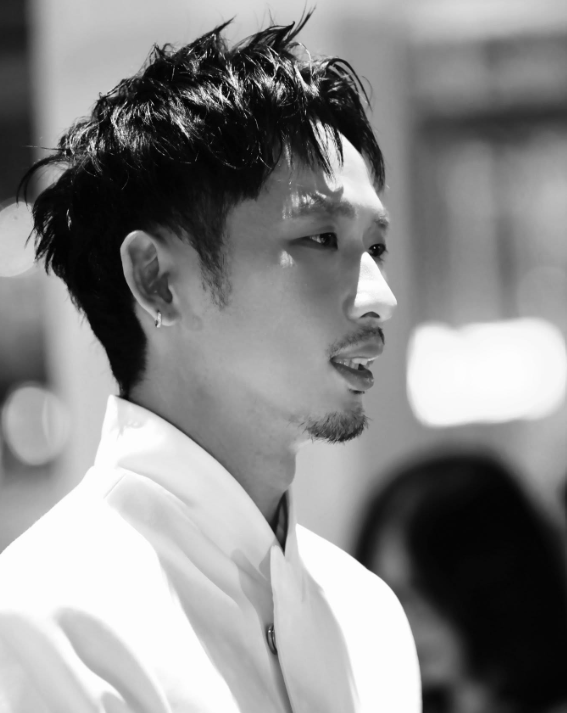 Tuấn Trần đứng trước phép thử lớn của năm 2026, không chỉ giữ phong độ phòng vé, mà còn phải chứng minh khả năng gánh những vai nặng đô hơn, gai góc hơn