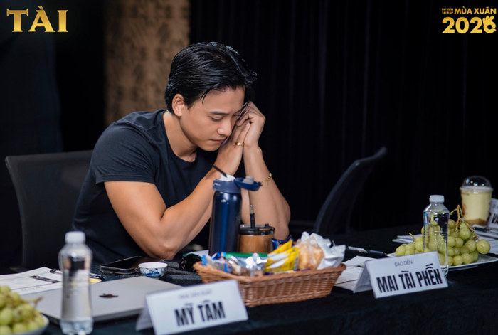 Mai Tài Phến vừa đóng chính vừa làm đạo diễn, liên tục theo dõi monitor và chỉnh từng khung hình cho dự án đầu tay