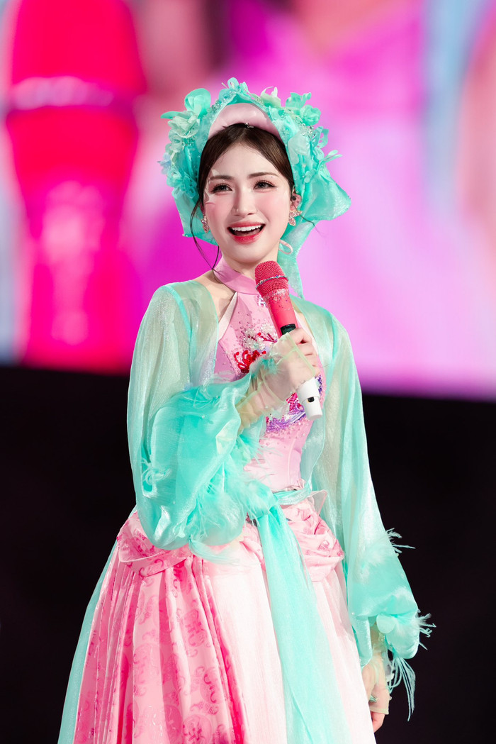 Hòa Minzy trích ra 400 triệu để xây cầu.