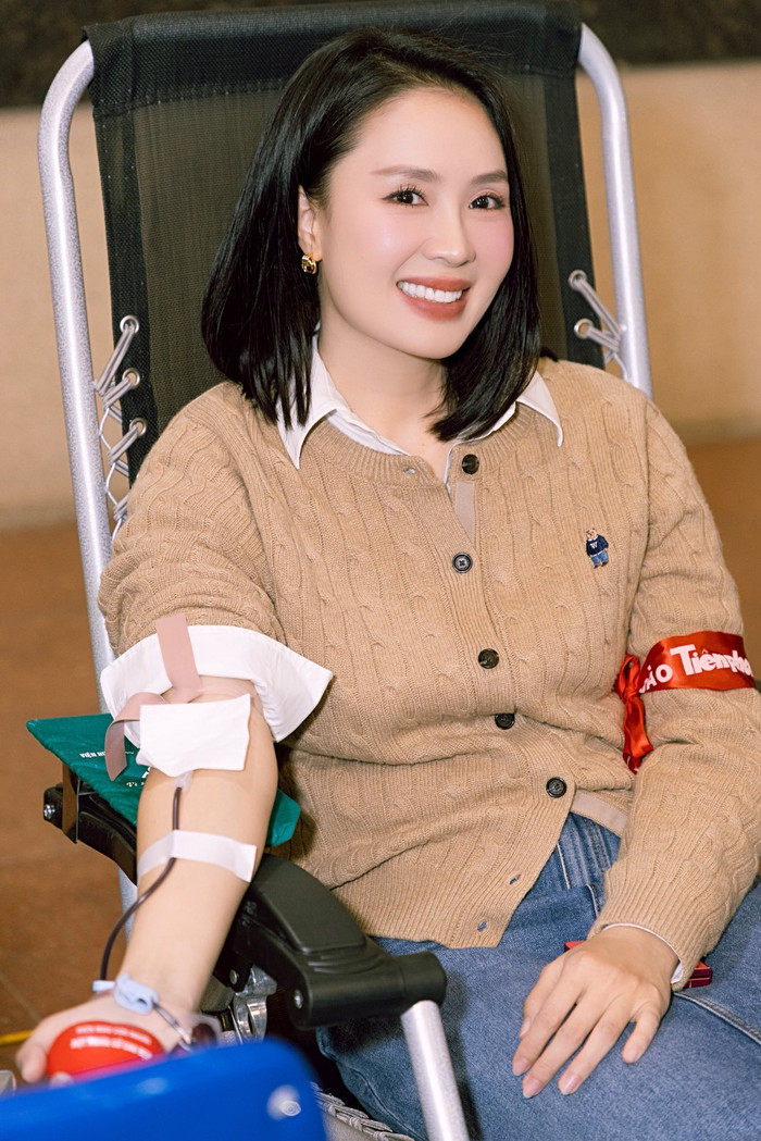 Hồng Diễm tích cực tham gia các hoạt động công tác xã hội. Ảnh: FBNV