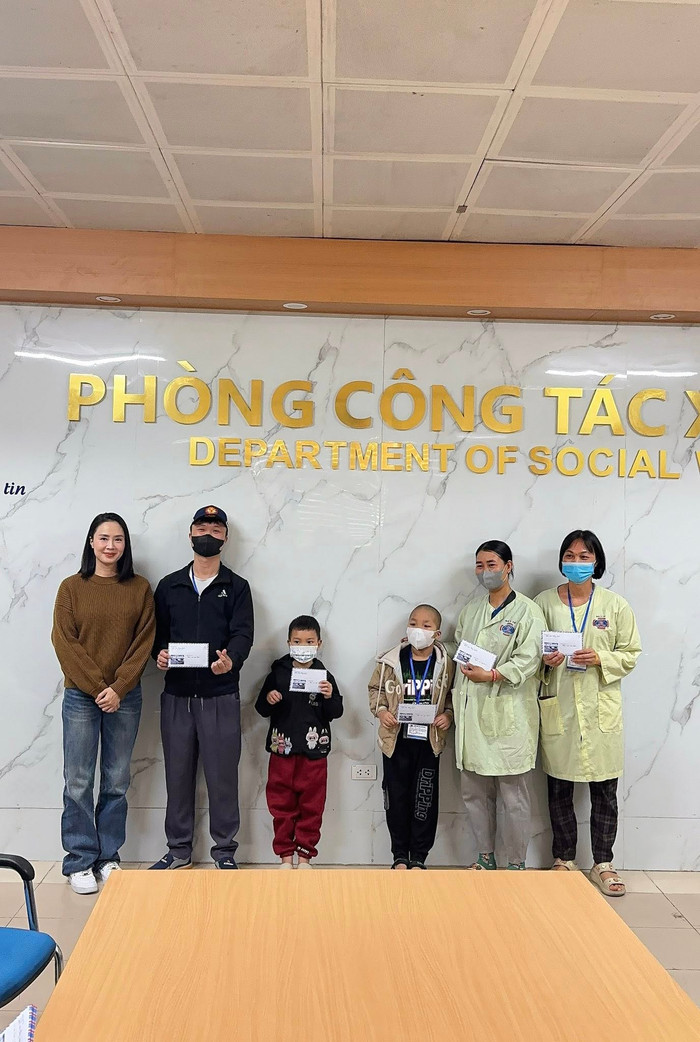 Hồng Diễm đích thân gửi từng phần quà tới các em nhỏ đang điều trị ở khoa Nhi. Ảnh: FBNV
