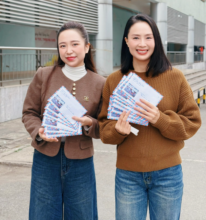 Hồng Diễm và Kim Oanh khi có mặt tại bệnh viện K cơ sở Tân Triều. Ảnh: FBNV