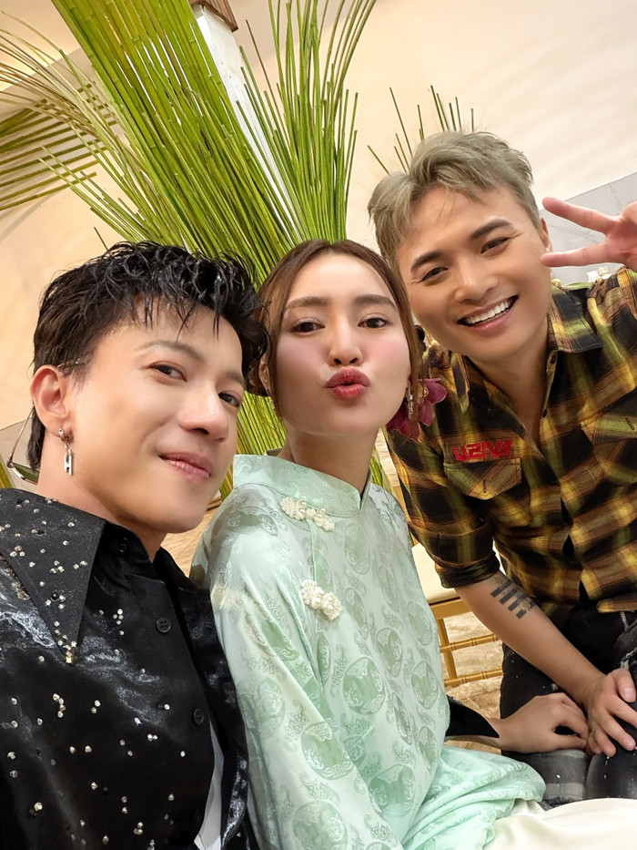 S.T Sơn Thạch chia sẻ khoảnh khắc thân thiết bên Lan Ngọc.