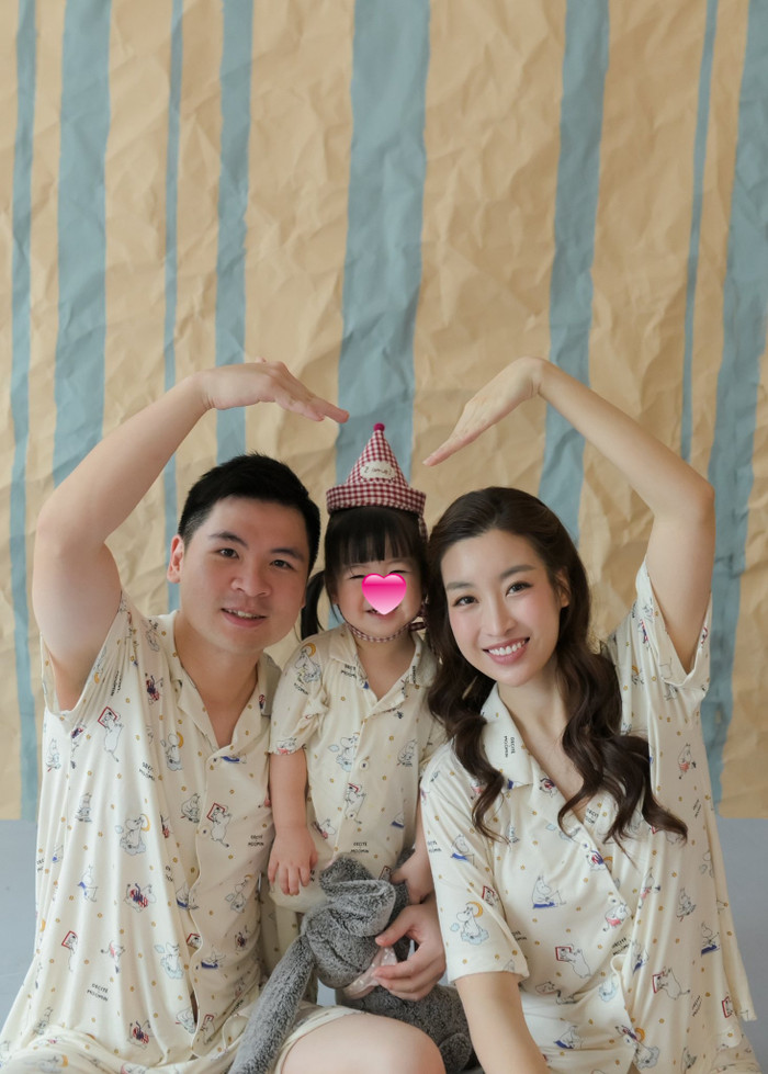 Hoa hậu Đỗ Mỹ Linh chia sẻ khoảnh khắc hạnh phúc bên chồng và con gái.