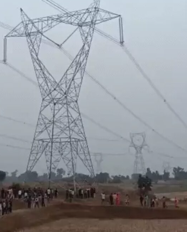 Người vợ leo lên cột điện cao thế vì giận chồng, cảnh tượng khiến dân làng xôn xao Ảnh 1