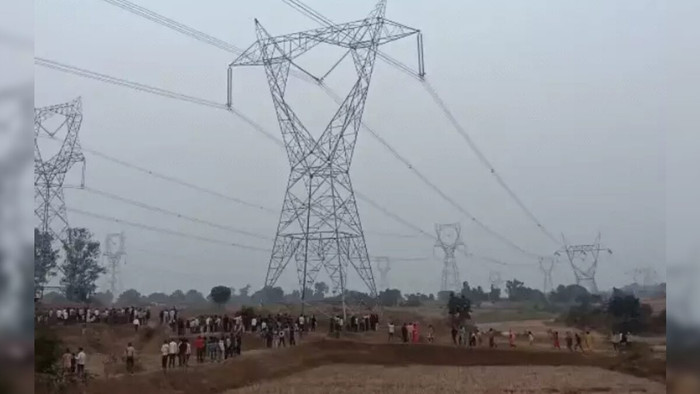 Người vợ leo lên cột điện cao thế vì giận chồng, cảnh tượng khiến dân làng xôn xao Ảnh 3