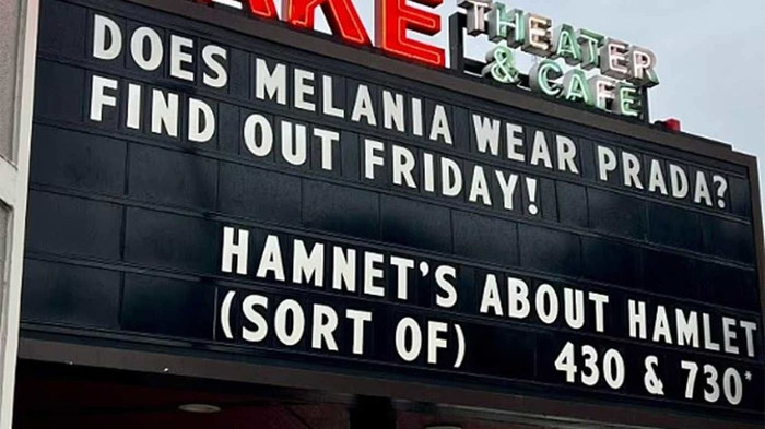 Tấm biển chế giễu khiến rạp Lake Theatre mất quyền chiếu phim Melania. (Facebook)