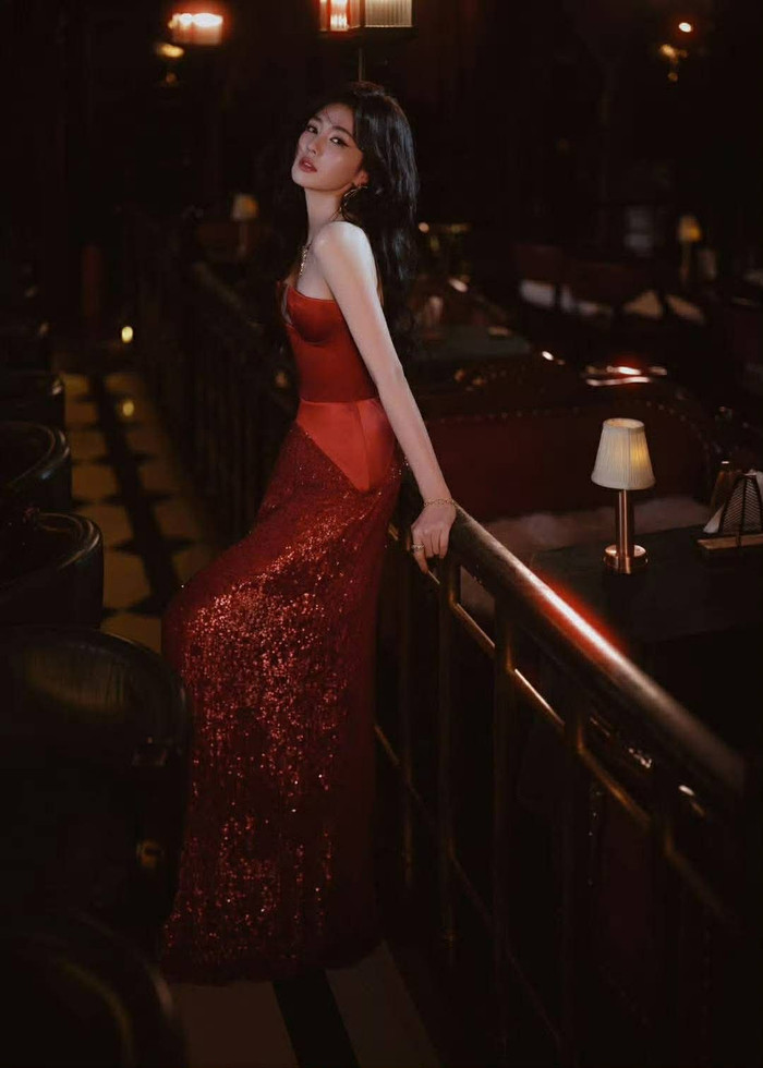 Bạch Lộc diện đầm đỏ, mang đến cảm giác vừa quyến rũ, vừa cổ điển.