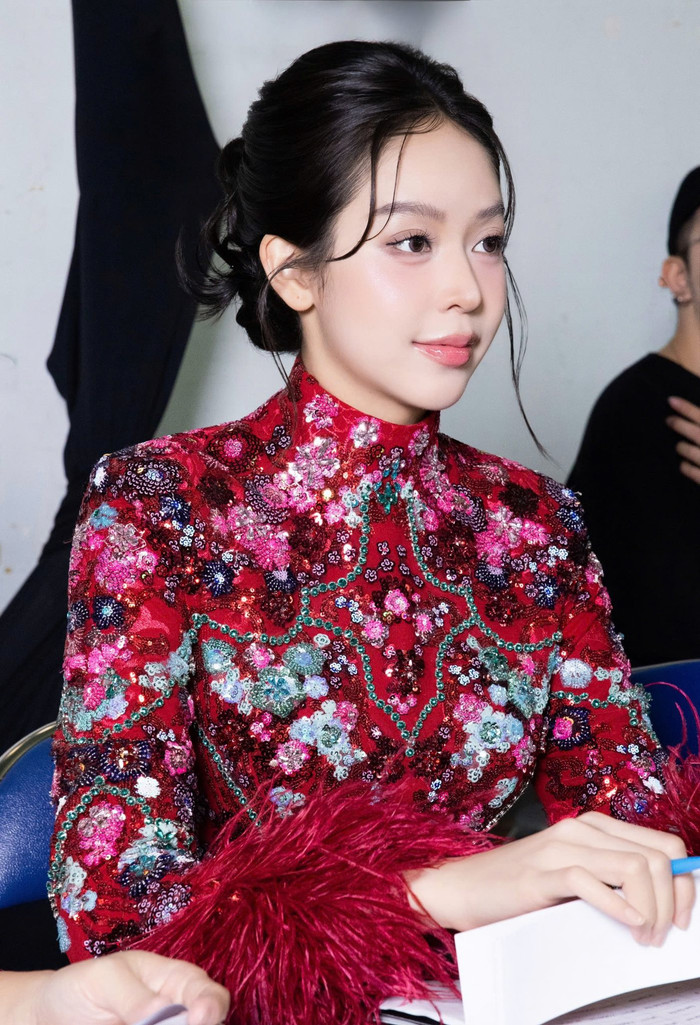 Thanh Thủy khoe trọn visual xinh đẹp với chiếc váy được thiết kế cầu kỳ. Ảnh: FBNV