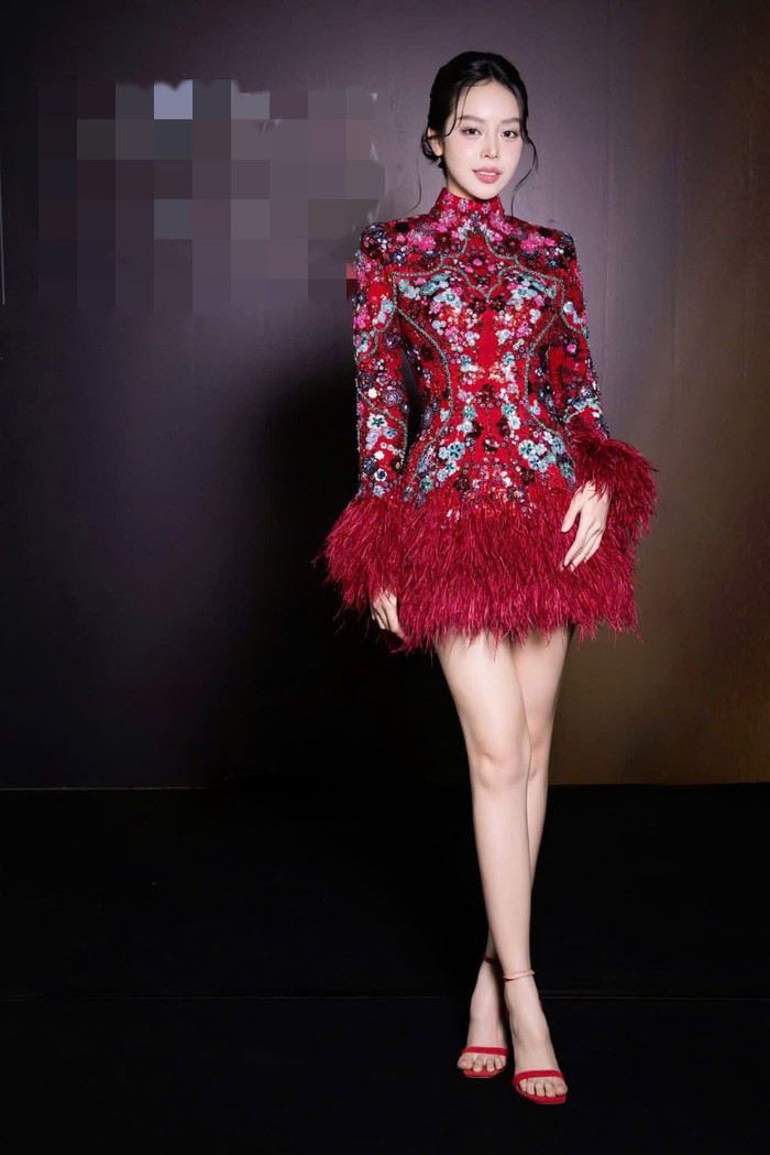 Làn da trắng sáng của Thanh Thủy trở nên nổi bật khi diện váy màu đỏ. Ảnh: FBNV
