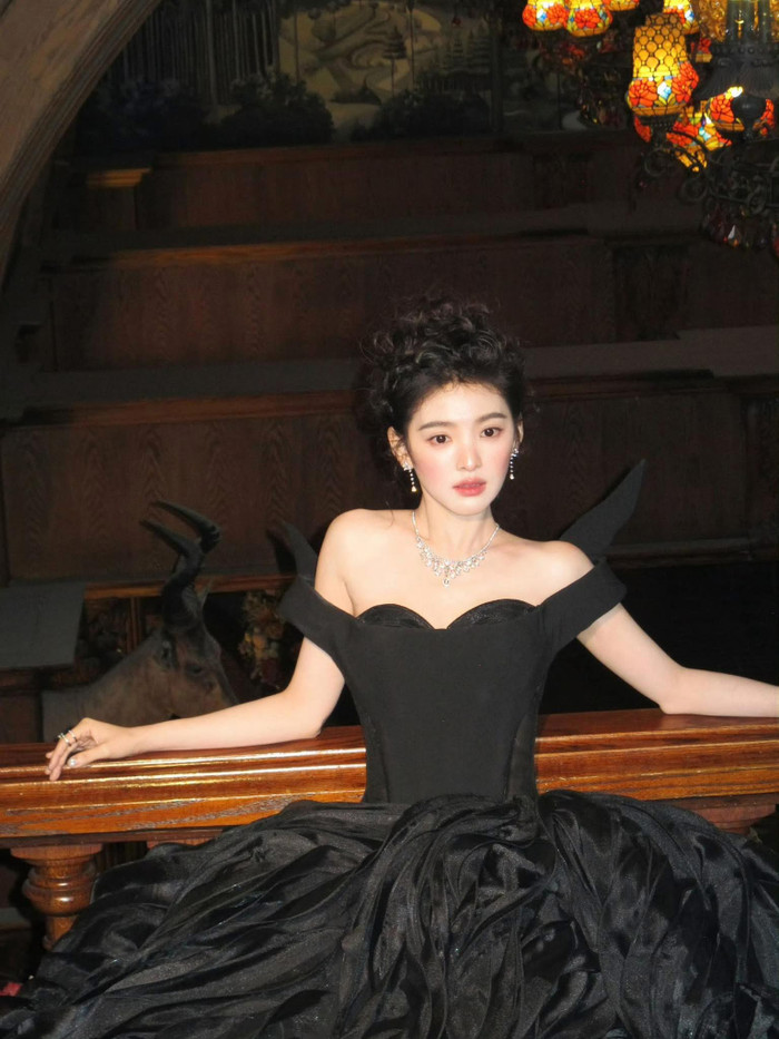 Tạo hình mới lạ của Chương Nhược Nam nhanh chóng thu hút truyền thông và khán giả tại sự kiện. - Ảnh: Weibo