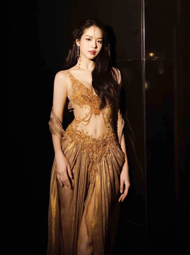 Trước đó, Thanh Thủy cũng từng hút mắt người hâm một với loạt mẫu váy xuyên thấu ấn tượng. Khi khoác lên mình thiết kế lấy cảm hứng thần thoại với gam vàng đồng chủ đạo, nàng hậu toát lên vẻ đẹp kiêu sa với phần thân trên đính ren nổi đối xứng, tôn dáng một cách tinh tế. Chi tiết cut-out vùng bụng kết hợp tà váy lụa bóng mềm mại càng làm nổi bật khí chất vừa quyền lực vừa gợi cảm của người đẹp. Ảnh: FBNV