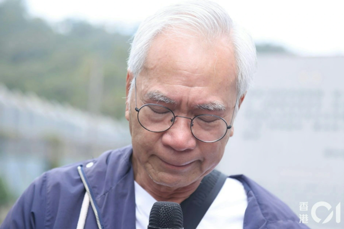 Sau cú sốc tình cảm, Lý Long Cơ lộ rõ vẻ mệt mỏi khi xuất hiện một mình trước ống kính truyền thông