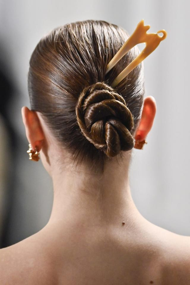 Phụ kiện tóc kiểu Pháp này đang dần thay thế vị trí của kẹp móng vuốt nhờ vào sự tối giản, thanh lịch và khả năng tạo kiểu siêu tiện lợi. Ảnh: ELLE