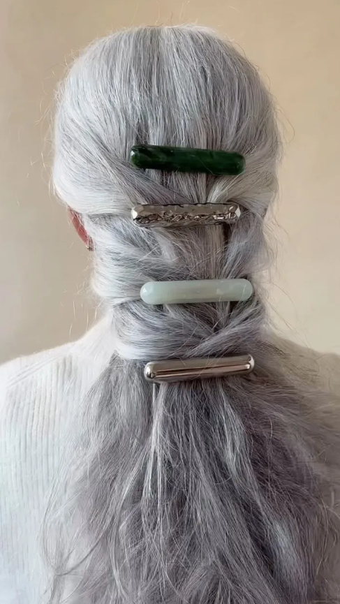 Xu hướng phụ kiện tóc cỡ lớn lên ngôi. Ảnh: @leletny&nbsp;