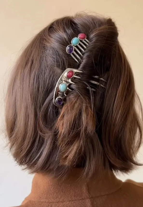 Xu hướng lược cài kiểu Pháp. Ảnh: @leletny