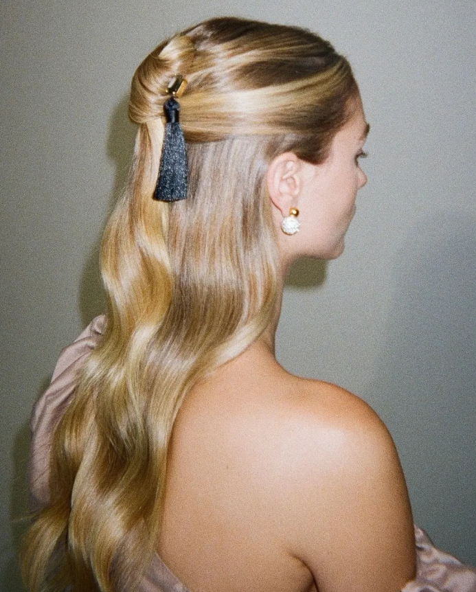 Xu hướng phụ kiện tua rua. Ảnh: @jenniferbehr