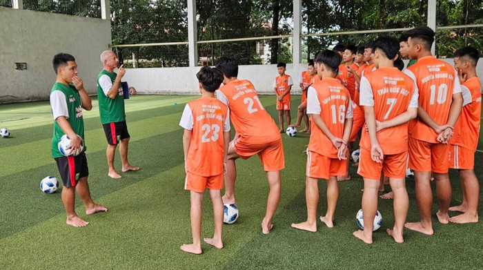 Từ chuyện Phạm Lý Đức 'bắn' tiếng Anh, đến cách Học viện bóng đá Nutifood tuyển nhân tài Ảnh 2