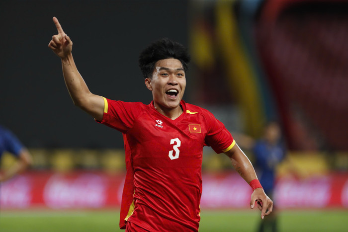 Trung vệ Phạm Lý Đức đã kể về việc anh có thể nói tiếng Anh trôi chảy, và quá trình học tập ở Học viện bóng đá Nutifood. Ảnh: Lê Phong