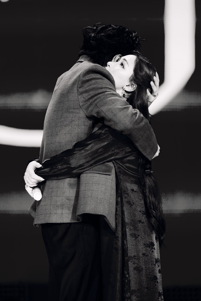 Khoảnh khắc Hòa Minzy được Duy Khánh trao chiếc ôm động viên ở trên sân khấu đã chạm đến trái tim của nhiều khán giả. Ảnh: FBNV