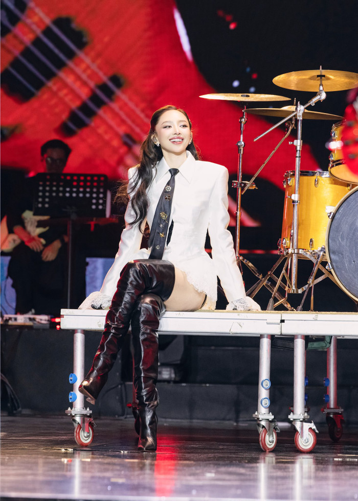 Tóc Tiên gây ấn tượng với khả năng trình diễn chuyên nghiệp trong sân khấu đầu tiên lộ diện sau thông báo chia tay Hoàng Touliver. Ảnh: FBNV