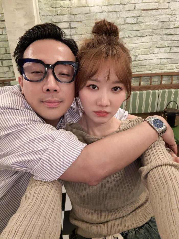 Trấn Thành từng nhiều lần bày tỏ tình cảm dành cho Hari Won, sẵn sàng lên tiếng bênh vực mỗi khi vợ gặp những thông tin thất thiệt. Ảnh: FBNV