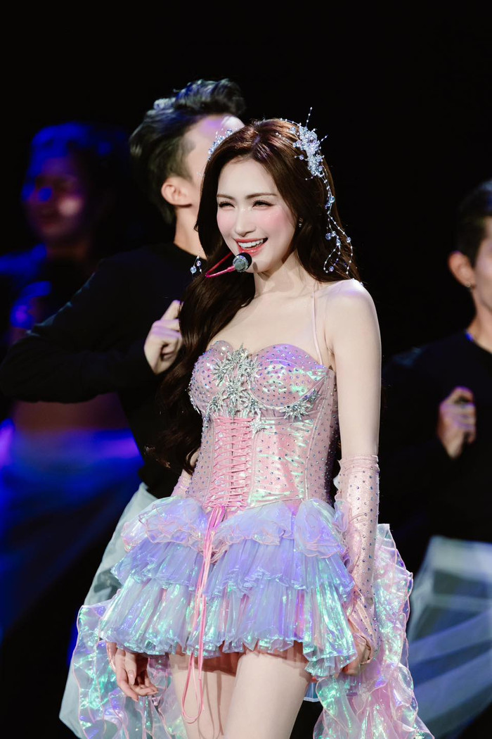 Hòa Minzy là một trong những nữ ca sĩ đang được nhiều khán giả yêu mến.