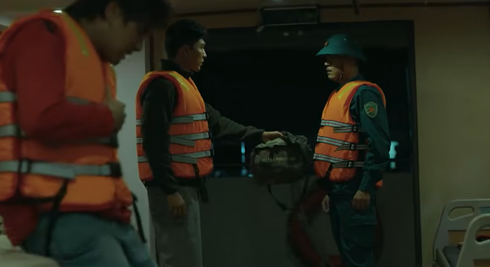 Trung tá Kiên vẫn chủ động đề nghị cùng Lợi xông vào tìm kiếm.&nbsp;