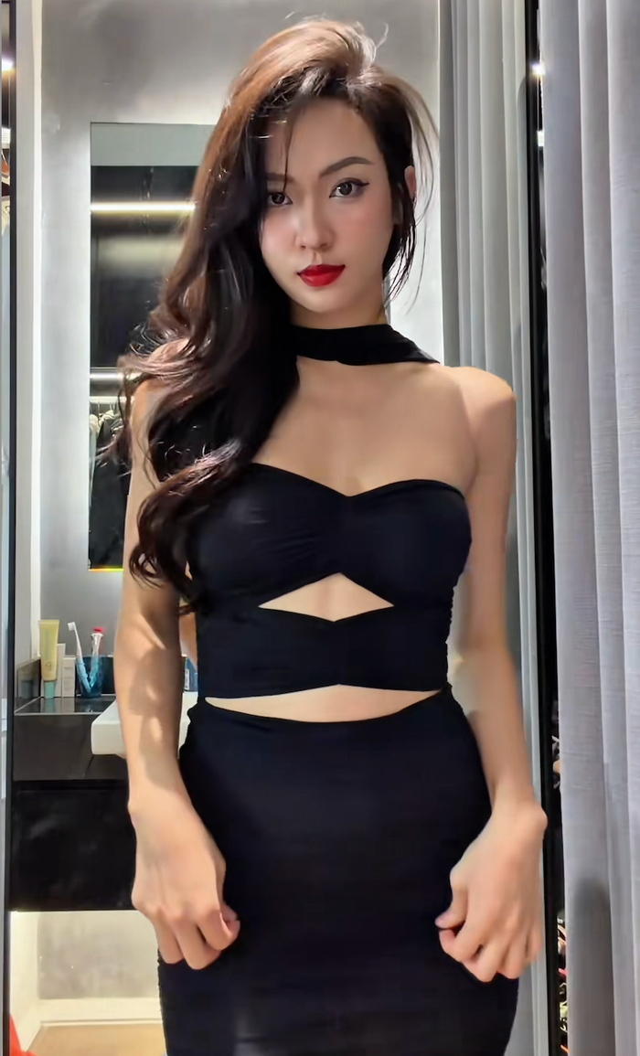 Vũ Thúy Quỳnh tự tin khoe sắc vóc gợi cảm với chiếc váy cut-out và đôi môi đỏ nổi bật. Ảnh: FBNV