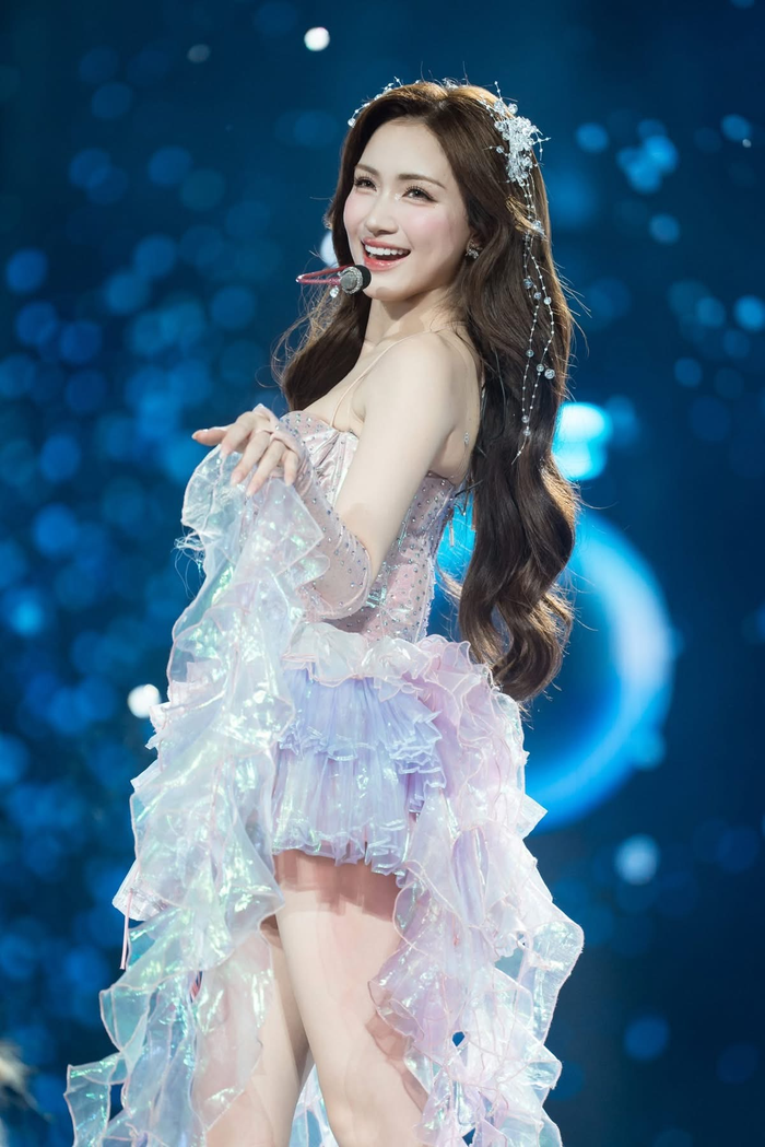 Hòa Minzy trích số tiền 400 triệu đồng từ doanh thu fan concert để làm thiện nguyện.