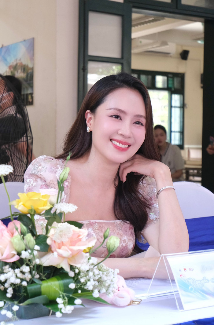 Hồng Diễm được khen ngày càng xinh đẹp, trẻ trung hơn so với tuổi thật. Ảnh: FBNV