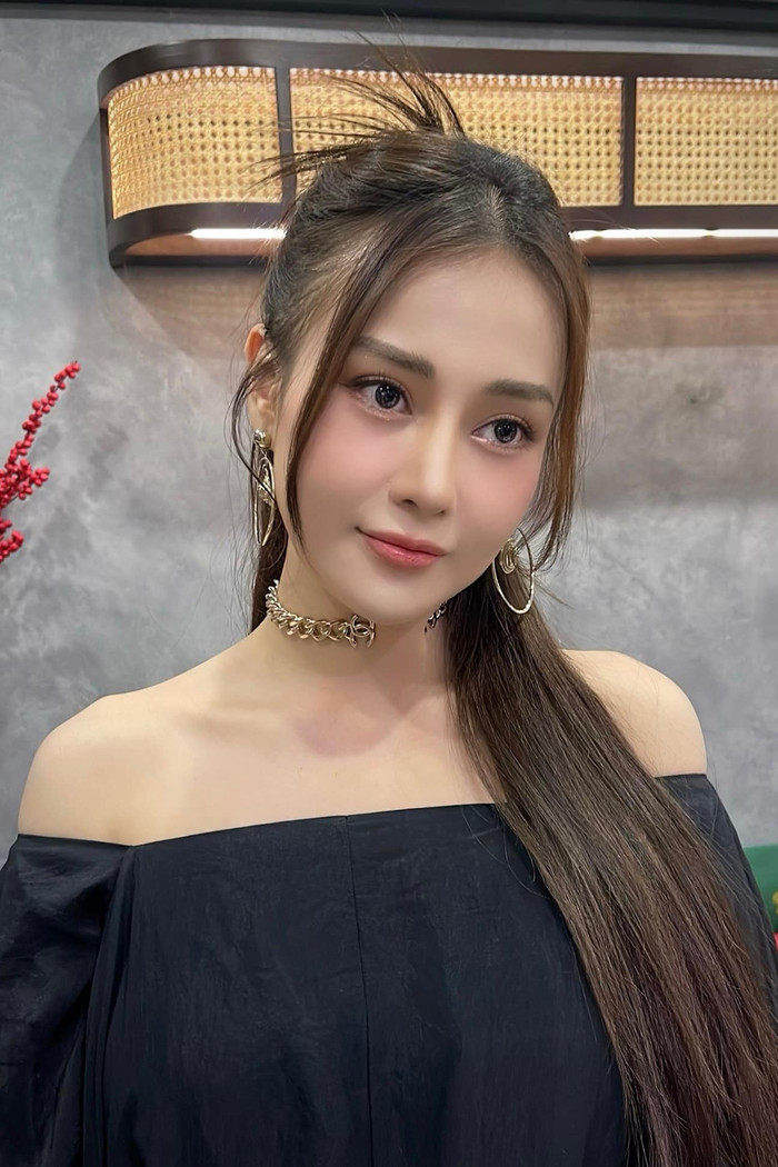 Có lẽ hiếm nghệ sĩ nào trong thời gian qua phải đứng giữa những đợt sóng dư luận khắc nghiệt như Phương Oanh. Ảnh: FBNV