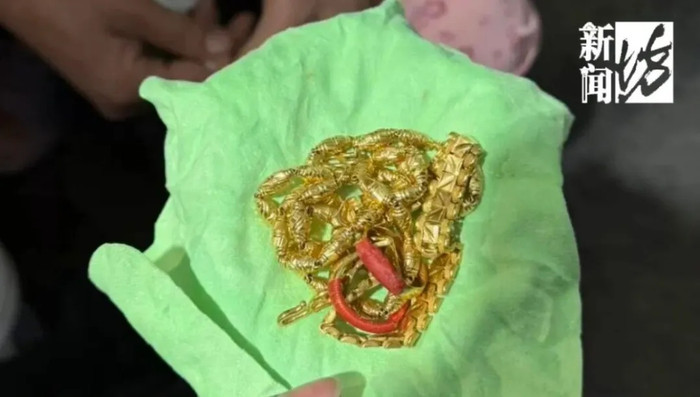 Gom quần áo cũ của mẹ vứt vào thùng rác, cô gái 'chết lặng' khi biết thứ còn sót bên trong Ảnh 1