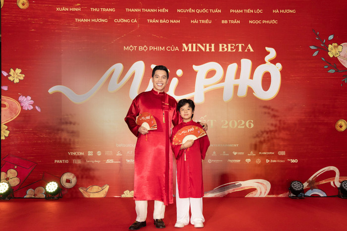 Đạo diễn Minh Beta và diễn viên nhí trong phim Mùi Phở.