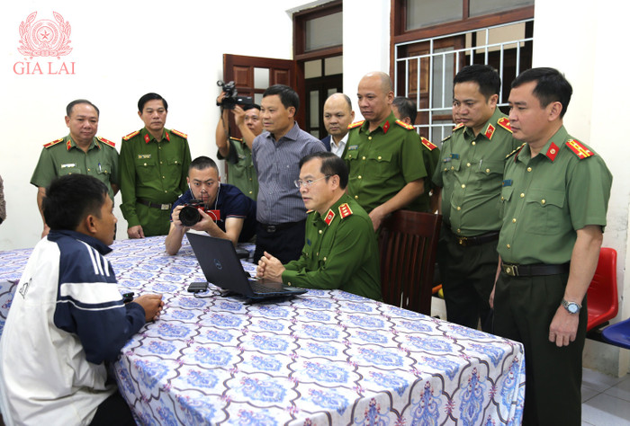 Thượng tướng Nguyễn Văn Long - Ủy viên Trung ương Đảng, Ủy viên Ban Thường vụ Đảng ủy Công an Trung ương, Thứ trưởng Bộ Công an, Trưởng Ban Chuyên án làm việc với đối tượng Lê Văn Ân. Ảnh: Công an tỉnh Gia Lai