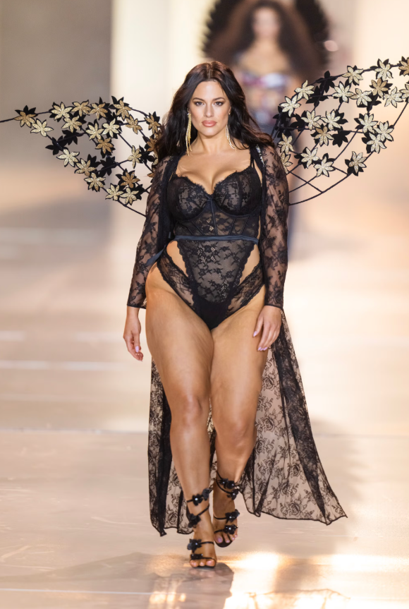 Sau sáu năm gián đoạn, Victoria’s Secret Fashion Show chính thức trở lại vào năm 2024 với buổi trình diễn tại Brooklyn. Điểm thay đổi đáng chú ý nhất nằm ở việc thương hiệu đối diện những chỉ trích trước đây về sự thiếu đa dạng, khi lần đầu đưa các người mẫu đa kích cỡ lên sàn diễn. Trong đội hình mới, nổi bật có Ashley Graham, người mẫu ngoại cỡ tiên phong, đánh dấu màn ra mắt được chờ đợi tại show diễn này. Ảnh: Harpers Bazaar