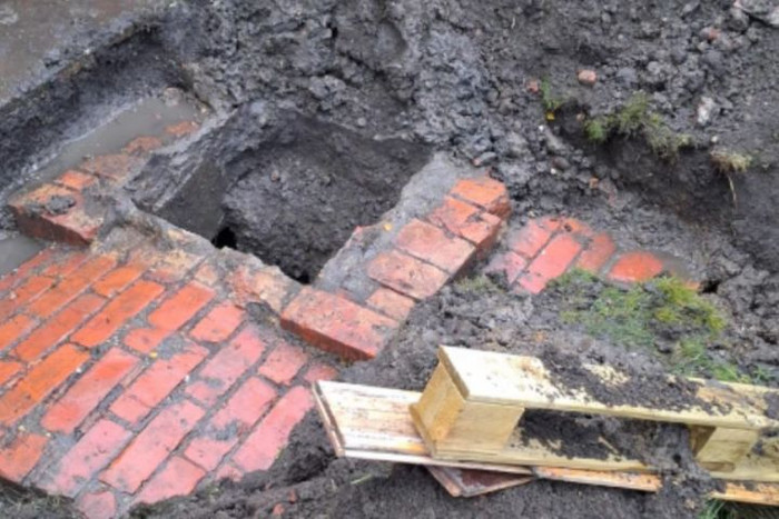 Đào đất làm vườn, chủ nhà sửng sốt khi phát hiện công trình bí ẩn bên dưới Ảnh 1