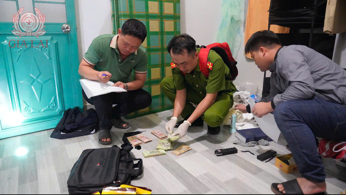 4 khẩu súng (dạng súng ngắn), 45 viên đạn; 107 triệu đồng, 2 nhẫn vàng &nbsp;được lực lượng Công an phát hiện, thu giữ tại nhà trọ của Tài. Ảnh: Công an tỉnh Gia Lai