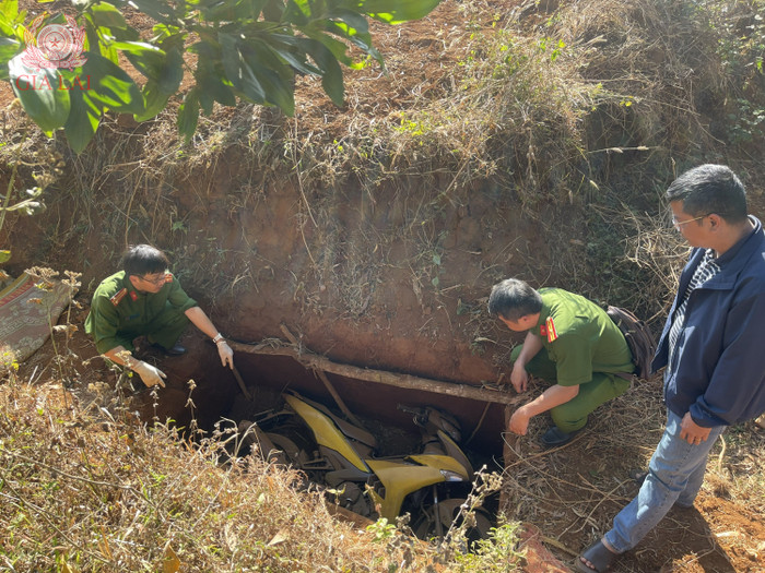 Khám nghiệm chiếc xe bị đối tượng chôn tại rừng thông thuộc phường Diên Hồng, tỉnh Gia Lai. Ảnh: Công an tỉnh Gia Lai