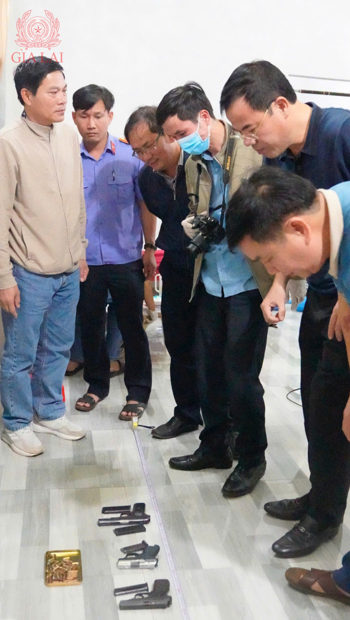 4 khẩu súng (dạng súng ngắn), 45 viên đạn; 107 triệu đồng, 2 nhẫn vàng &nbsp;được lực lượng Công an phát hiện, thu giữ tại nhà trọ của Tài. Ảnh: Công an tỉnh Gia Lai&nbsp;