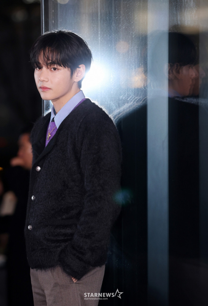 Xôn xao V (BTS) 'gặp nguy' ở nước ngoài, cộng đồng fan toàn cầu 'kêu cứu' Ảnh 4