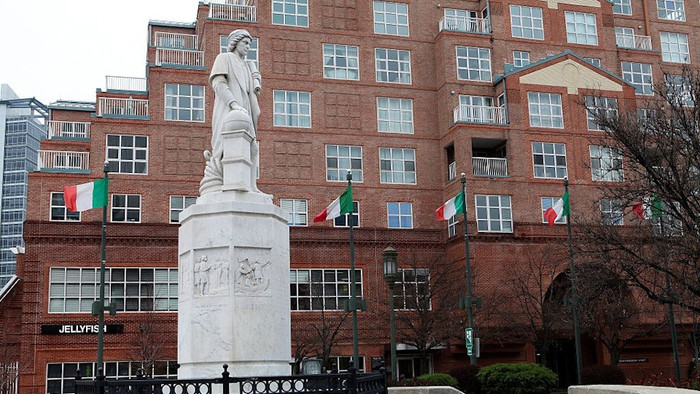 Tượng Christopher Columbus tại Columbus Place, khu Little Italy, Baltimore, Maryland, Hoa Kỳ, ngày 9 tháng 4 năm 2015. (Getty)