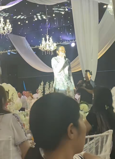 Hoài Linh đi hát đám cưới, phản ứng của khán giả gây xôn xao Ảnh 2
