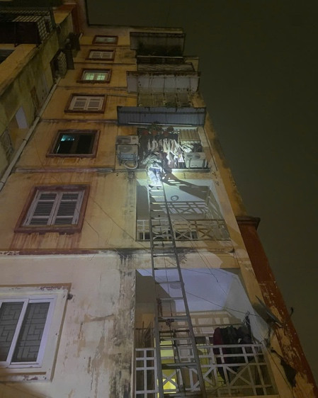 Cảnh sát PCCC&CNCH sử dụng thang và trang thiết bị chuyên dụng tiếp cận căn hộ. Ảnh: Công an TP Hà Nội&nbsp;