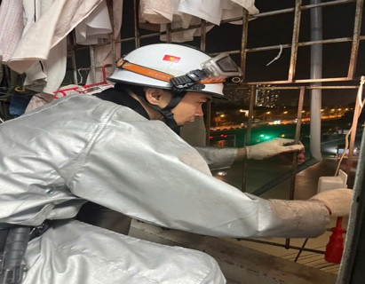 Lực lượng Cảnh sát PCCC&CNCH tiếp cận hiện trường từ phía sau tòa nhà. Ảnh: Công an TP Hà Nội