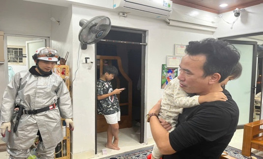 Cháu bé an toàn trong vòng tay của người thân. Ảnh: Công an TP Hà Nội