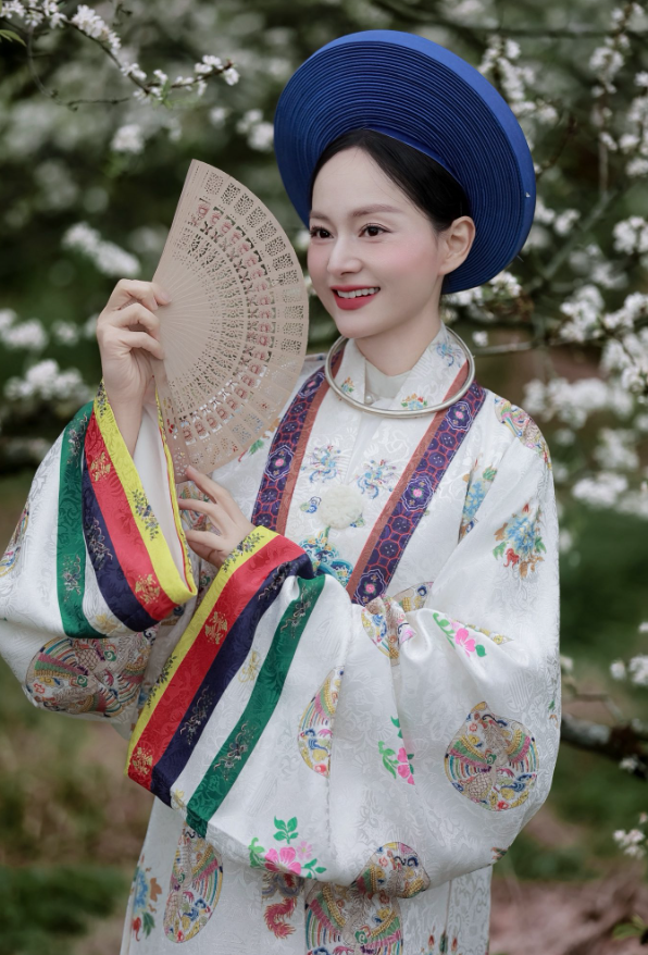 Lan Phương khoe sắc vóc cân đối trong bộ ảnh cổ phục mới, hình ảnh khiến nhiều khán giả nhận xét 'U50 không ai tin'