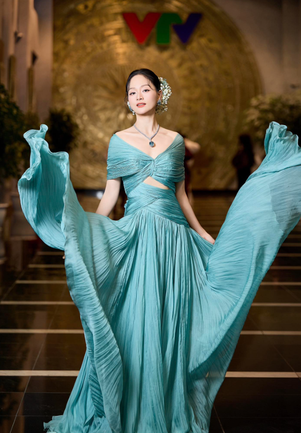 Lan Phương xuất hiện rạng rỡ tại sự kiện ra mắt phim Đồng Hồ Đếm Ngược đầu năm 2026