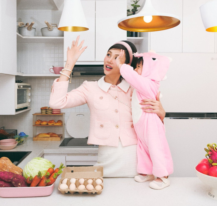 Võ Hoàng Yến và con gái.