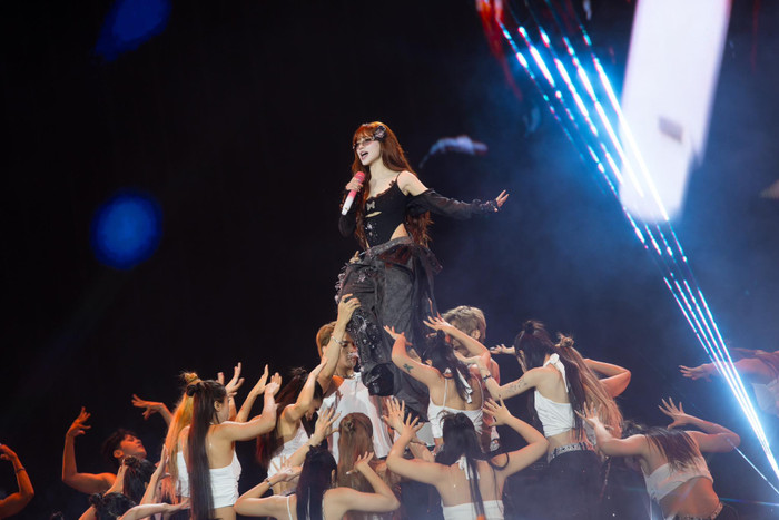 Hòa Minzy hát nhép trước 8000 khán giả? Ảnh 8